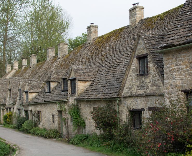 row of thatched cottages in Cotswolds
